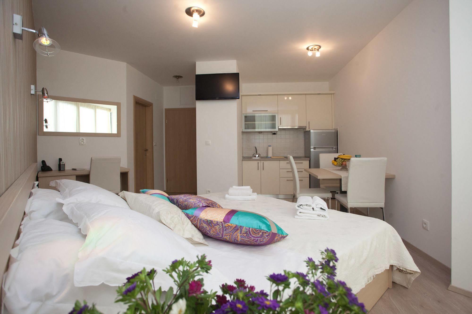 Cro Jet Set Apartments Split Bagian luar foto
